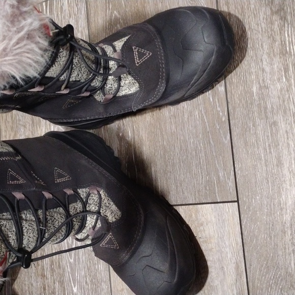 The North Face gray suede boots with soft purple accents. Size 6 - Picture 12 of 14